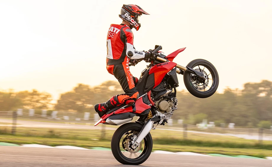 Verleihmotorrad Ducati Hypermotard 698 Mono vom Händler O wie M Motorräder | Nachf. Sven-Olaf Timm e.K. Bild 2: Verleihmotorrad Ducati Hypermotard 698 Mono vom Händler O wie M Motorräder | Nachf. Sven-Olaf Timm e.K.