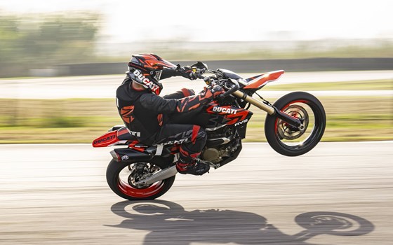 Verleihmotorrad Ducati Hypermotard 698 Mono vom Händler O wie M Motorräder | Nachf. Sven-Olaf Timm e.K. - Bild 4 Verleihmotorrad Ducati Hypermotard 698 Mono vom Händler O wie M Motorräder | Nachf. Sven-Olaf Timm e.K. - Bild 4