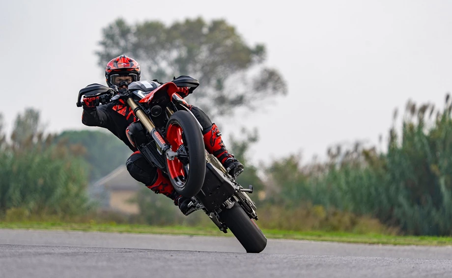 Verleihmotorrad Ducati Hypermotard 698 Mono vom Händler O wie M Motorräder | Nachf. Sven-Olaf Timm e.K. Bild 5: Verleihmotorrad Ducati Hypermotard 698 Mono vom Händler O wie M Motorräder | Nachf. Sven-Olaf Timm e.K.
