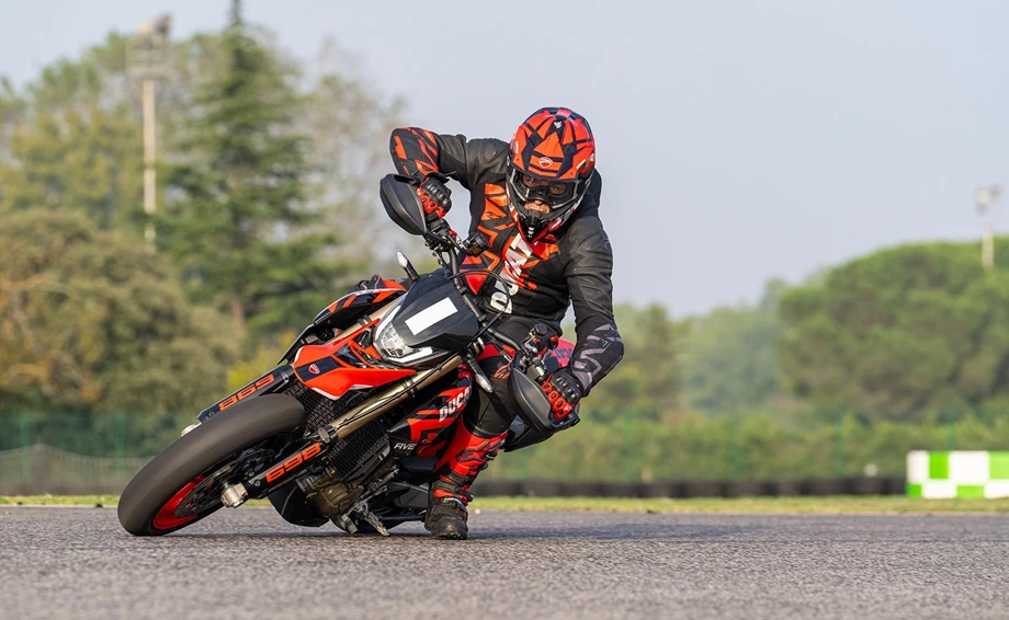 Verleihmotorrad Ducati Hypermotard 698 Mono vom Händler O wie M Motorräder | Nachf. Sven-Olaf Timm e.K. Bild 7: Verleihmotorrad Ducati Hypermotard 698 Mono vom Händler O wie M Motorräder | Nachf. Sven-Olaf Timm e.K.