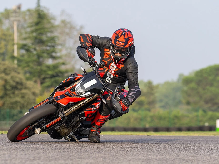 Verleihmotorrad Ducati Hypermotard 698 Mono vom Händler O wie M Motorräder | Nachf. Sven-Olaf Timm e.K. Bild 7: Verleihmotorrad Ducati Hypermotard 698 Mono vom Händler O wie M Motorräder | Nachf. Sven-Olaf Timm e.K.