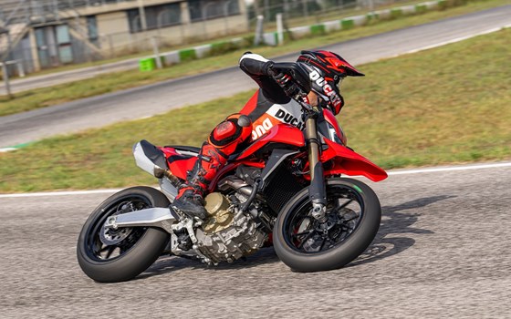 Verleihmotorrad Ducati Hypermotard 698 Mono vom Händler O wie M Motorräder | Nachf. Sven-Olaf Timm e.K. - Bild 8 Verleihmotorrad Ducati Hypermotard 698 Mono vom Händler O wie M Motorräder | Nachf. Sven-Olaf Timm e.K. - Bild 8