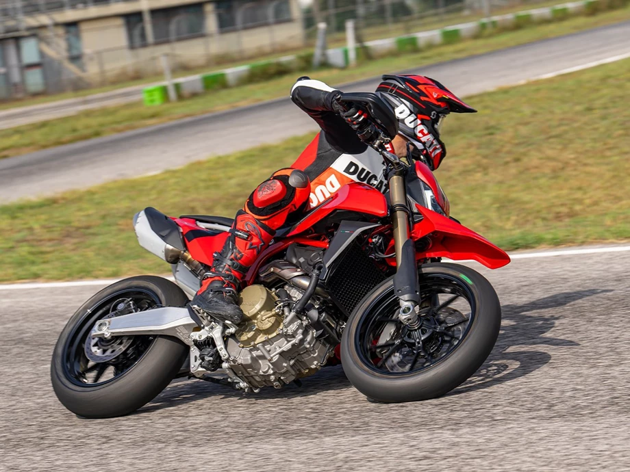 Verleihmotorrad Ducati Hypermotard 698 Mono vom Händler O wie M Motorräder | Nachf. Sven-Olaf Timm e.K. Bild 8: Verleihmotorrad Ducati Hypermotard 698 Mono vom Händler O wie M Motorräder | Nachf. Sven-Olaf Timm e.K.