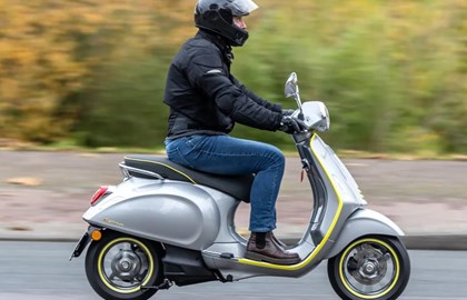 Leihmotorrad Vespa Elettrica 70 km/h Leihmotorrad Vespa Elettrica 70 km/h