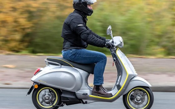 Verleihmotorrad Vespa Elettrica 70 km/h vom Händler hmf Motorräder GmbH - Bild 1