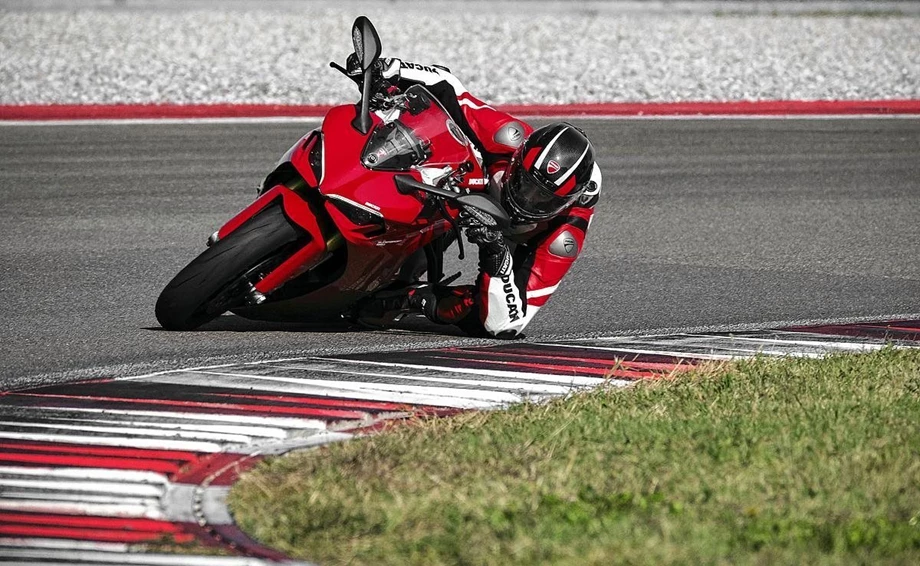 Verleihmotorrad Ducati SuperSport 950 S vom Händler O wie M Motorräder | Nachf. Sven-Olaf Timm e.K. Bild 14: Verleihmotorrad Ducati SuperSport 950 S vom Händler O wie M Motorräder | Nachf. Sven-Olaf Timm e.K.