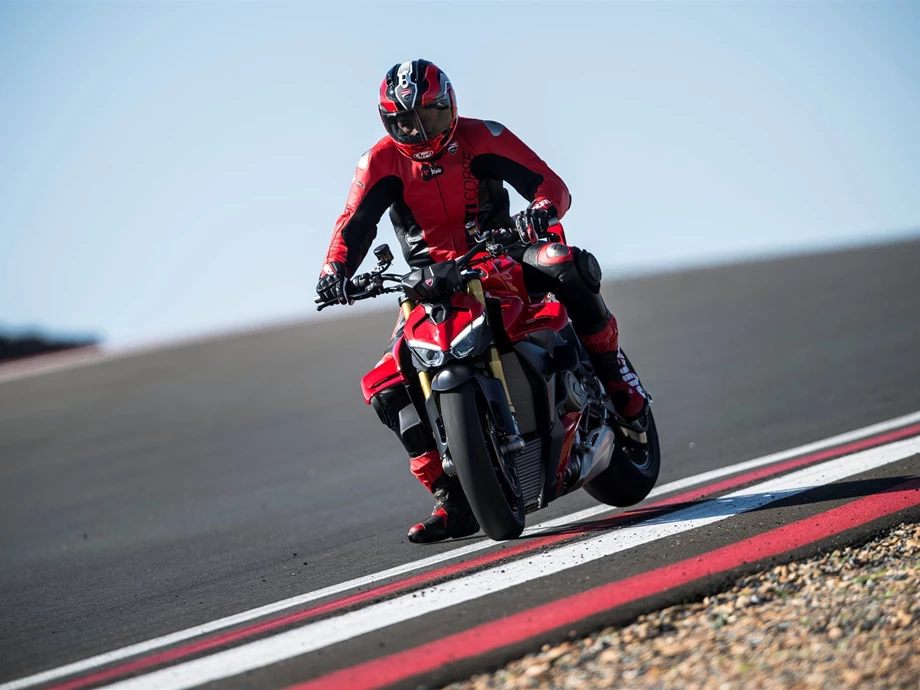 Verleihmotorrad Ducati Streetfighter V4 S vom Händler O wie M Motorräder | Nachf. Sven-Olaf Timm e.K. Bild 10: Verleihmotorrad Ducati Streetfighter V4 S vom Händler O wie M Motorräder | Nachf. Sven-Olaf Timm e.K.