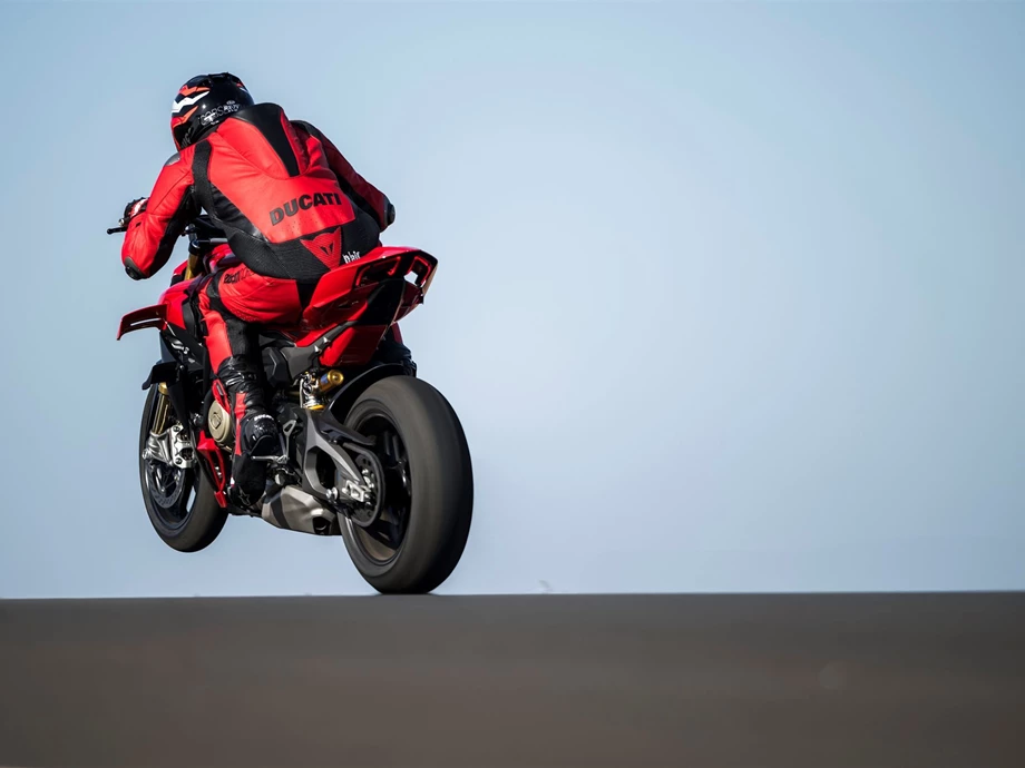 Verleihmotorrad Ducati Streetfighter V4 S vom Händler O wie M Motorräder | Nachf. Sven-Olaf Timm e.K. Bild 8: Verleihmotorrad Ducati Streetfighter V4 S vom Händler O wie M Motorräder | Nachf. Sven-Olaf Timm e.K.