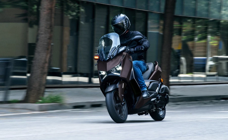 Verleihmotorrad Yamaha XMAX 125 Tech MAX vom Händler Zweiradzentrum Rhein-Ruhr West GmbH Bild 4: Verleihmotorrad Yamaha XMAX 125 Tech MAX vom Händler Zweiradzentrum Rhein-Ruhr West GmbH