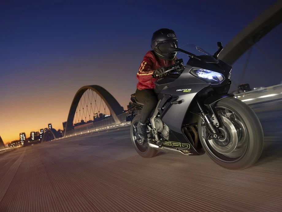 Verleihmotorrad Triumph Daytona 660 vom Händler TRIUMPH Chemnitz Böttger und Budach OHG Bild 4: Verleihmotorrad Triumph Daytona 660 vom Händler TRIUMPH Chemnitz Böttger und Budach OHG