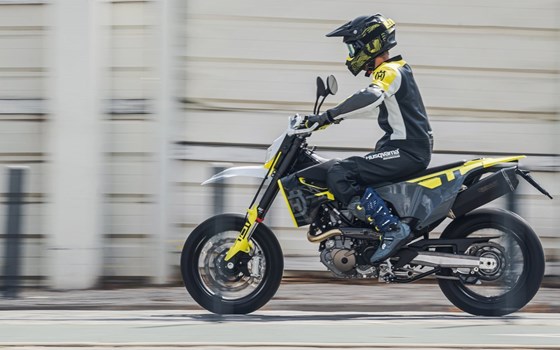 Verleihmotorrad Husqvarna 701 Supermoto vom Händler Hertrampf Racing Emsbüren - Bild 2 Verleihmotorrad Husqvarna 701 Supermoto vom Händler Hertrampf Racing Emsbüren - Bild 2