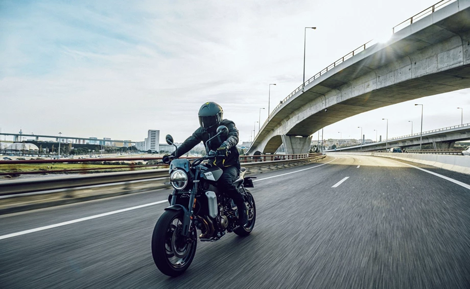 Verleihmotorrad Husqvarna Svartpilen 801 vom Händler Motorrad-Technik Alvermann & Appelt GbR Bild 8: Verleihmotorrad Husqvarna Svartpilen 801 vom Händler Motorrad-Technik Alvermann & Appelt GbR