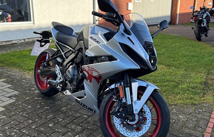Leihmotorrad Suzuki GSX-8R
