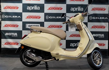 Leihmotorrad Vespa Primavera 125 Sport