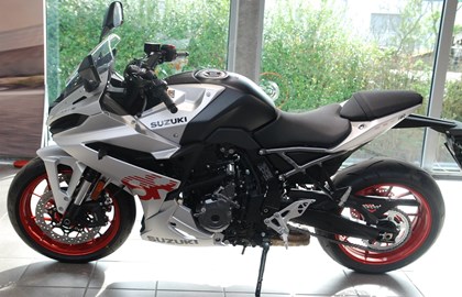 Leihmotorrad Suzuki GSX-8R