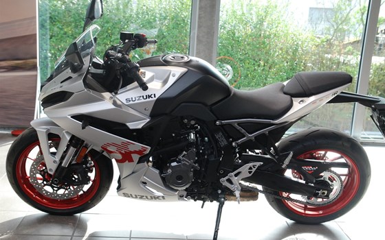 Verleihmotorrad Suzuki GSX-8R vom Händler Motorrad Kröber - Bild 1 Verleihmotorrad Suzuki GSX-8R vom Händler Motorrad Kröber - Bild 1