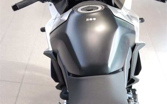 Verleihmotorrad Suzuki GSX-8R vom Händler Motorrad Kröber - Bild 10 Verleihmotorrad Suzuki GSX-8R vom Händler Motorrad Kröber - Bild 10