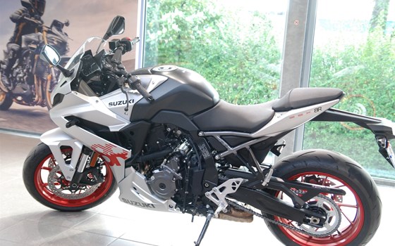 Verleihmotorrad Suzuki GSX-8R vom Händler Motorrad Kröber - Bild 3 Verleihmotorrad Suzuki GSX-8R vom Händler Motorrad Kröber - Bild 3
