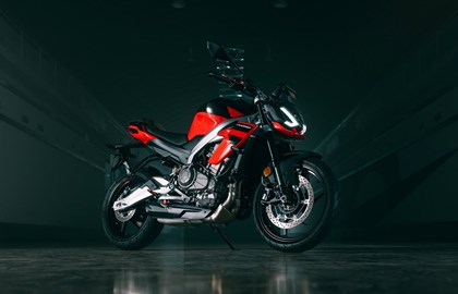 Leihmotorrad Aprilia Tuono 457