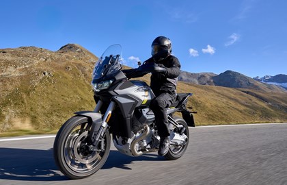 Leihmotorrad Moto Guzzi Stelvio
