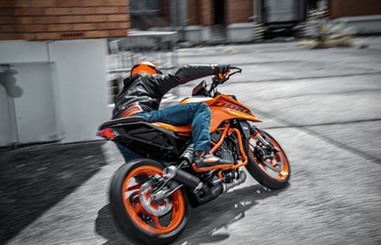 Leihmotorrad KTM 390 Duke