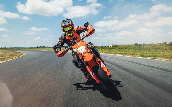 Verleihmotorrad KTM 690 SMC R vom Händler AUTO- UND MOTORRADHAUS BORCHARDT GmbH - Bild 22 Verleihmotorrad KTM 690 SMC R vom Händler AUTO- UND MOTORRADHAUS BORCHARDT GmbH - Bild 22