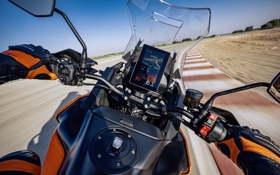 Verleihmotorrad KTM 1390 Super Adventure S EVO vom Händler AUTO- UND MOTORRADHAUS BORCHARDT GmbH - Bild 3 Verleihmotorrad KTM 1390 Super Adventure S EVO vom Händler AUTO- UND MOTORRADHAUS BORCHARDT GmbH - Bild 3