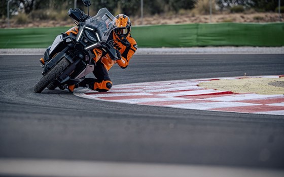 Verleihmotorrad KTM 1390 Super Adventure S EVO vom Händler AUTO- UND MOTORRADHAUS BORCHARDT GmbH - Bild 6 Verleihmotorrad KTM 1390 Super Adventure S EVO vom Händler AUTO- UND MOTORRADHAUS BORCHARDT GmbH - Bild 6