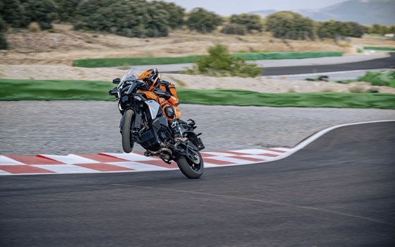 Verleihmotorrad KTM 1390 Super Adventure S EVO vom Händler AUTO- UND MOTORRADHAUS BORCHARDT GmbH - Bild 7 Verleihmotorrad KTM 1390 Super Adventure S EVO vom Händler AUTO- UND MOTORRADHAUS BORCHARDT GmbH - Bild 7