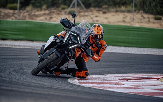 Verleihmotorrad KTM 1390 Super Adventure S EVO vom Händler AUTO- UND MOTORRADHAUS BORCHARDT GmbH - Bild 8 Verleihmotorrad KTM 1390 Super Adventure S EVO vom Händler AUTO- UND MOTORRADHAUS BORCHARDT GmbH - Bild 8