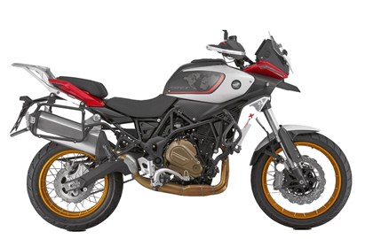 Leihmotorrad MV Agusta Superveloce 98