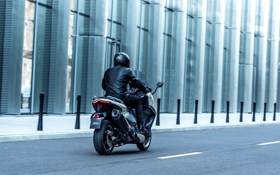 Verleihmotorrad Yamaha TMAX Tech MAX vom Händler Zweirad Center Gawelleck - Image 9