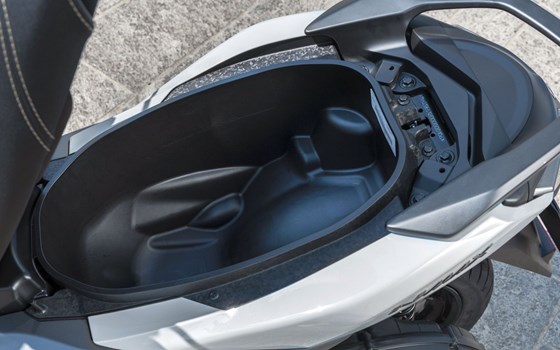 Verleihmotorrad Yamaha NMAX 125 Tech MAX vom Händler Zweirad Center Gawelleck - Bild 6 Verleihmotorrad Yamaha NMAX 125 Tech MAX vom Händler Zweirad Center Gawelleck - Bild 6