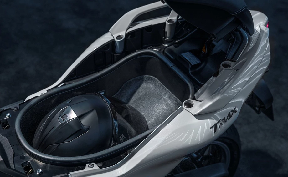 Verleihmotorrad Yamaha TMAX Tech MAX vom Händler MotoYama GmbH Bild 15: Verleihmotorrad Yamaha TMAX Tech MAX vom Händler MotoYama GmbH