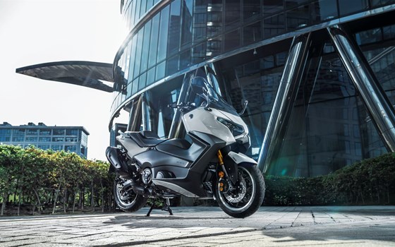 Verleihmotorrad Yamaha TMAX Tech MAX vom Händler MotoYama GmbH - Bild 22 Verleihmotorrad Yamaha TMAX Tech MAX vom Händler MotoYama GmbH - Bild 22