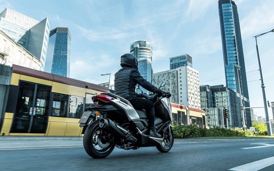 Verleihmotorrad Yamaha XMAX 300 Tech MAX+ vom Händler MotoYama GmbH - Bild 12 Verleihmotorrad Yamaha XMAX 300 Tech MAX+ vom Händler MotoYama GmbH - Bild 12