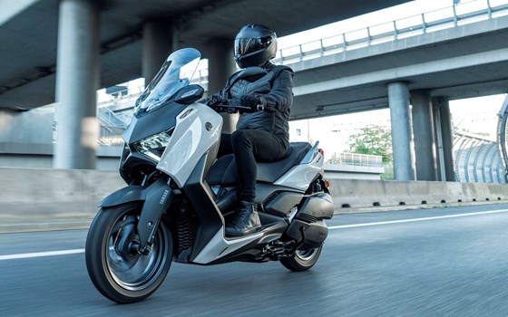 Verleihmotorrad Yamaha XMAX 300 Tech MAX+ vom Händler MotoYama GmbH - Bild 13 Verleihmotorrad Yamaha XMAX 300 Tech MAX+ vom Händler MotoYama GmbH - Bild 13