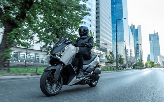 Verleihmotorrad Yamaha XMAX 300 Tech MAX+ vom Händler MotoYama GmbH - Bild 2 Verleihmotorrad Yamaha XMAX 300 Tech MAX+ vom Händler MotoYama GmbH - Bild 2