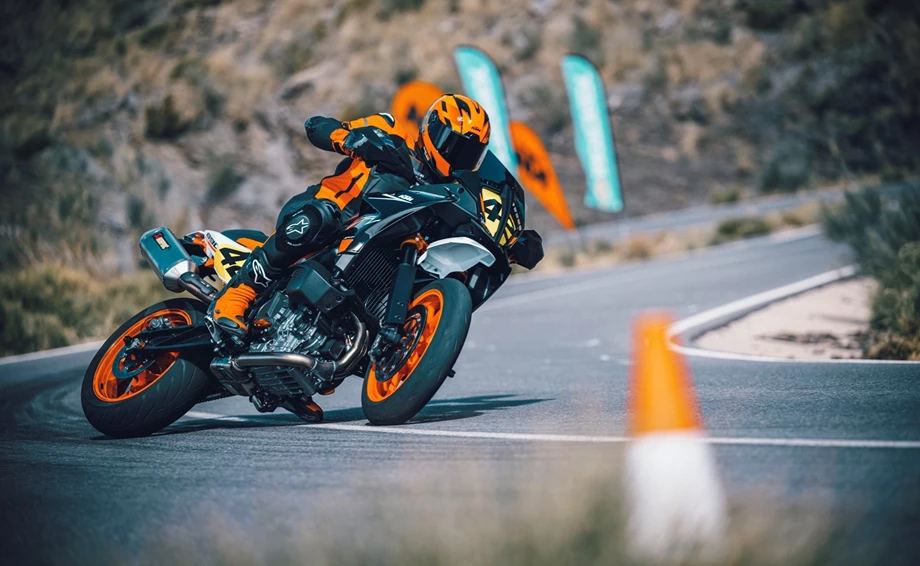 Verleihmotorrad KTM 890 SMT vom Händler MotoYama GmbH Bild 4: Verleihmotorrad KTM 890 SMT vom Händler MotoYama GmbH