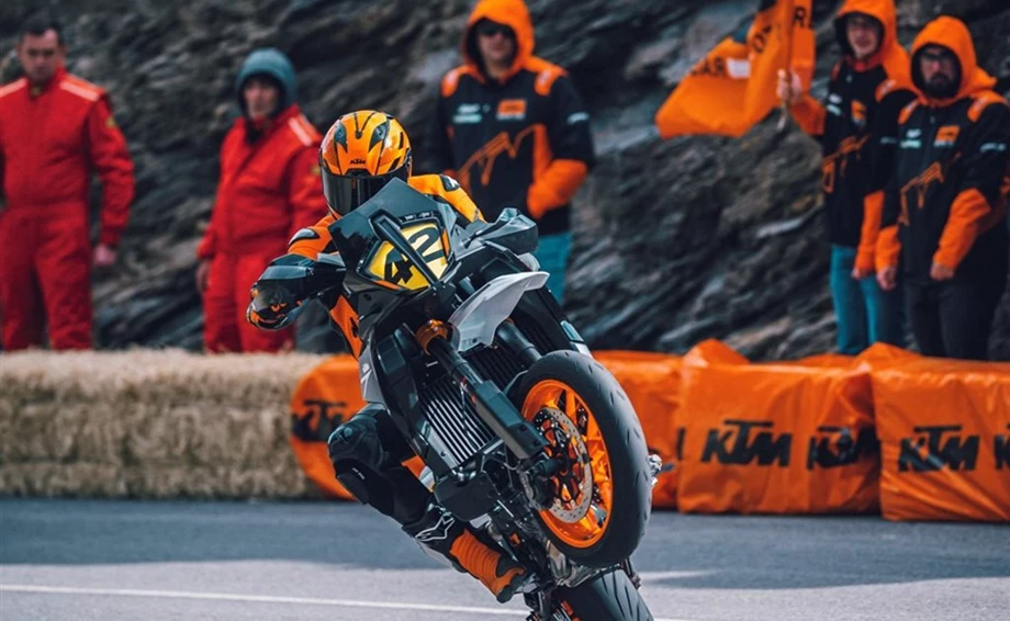 Verleihmotorrad KTM 890 SMT vom Händler Motorrad MV Bild 6: Verleihmotorrad KTM 890 SMT vom Händler Motorrad MV