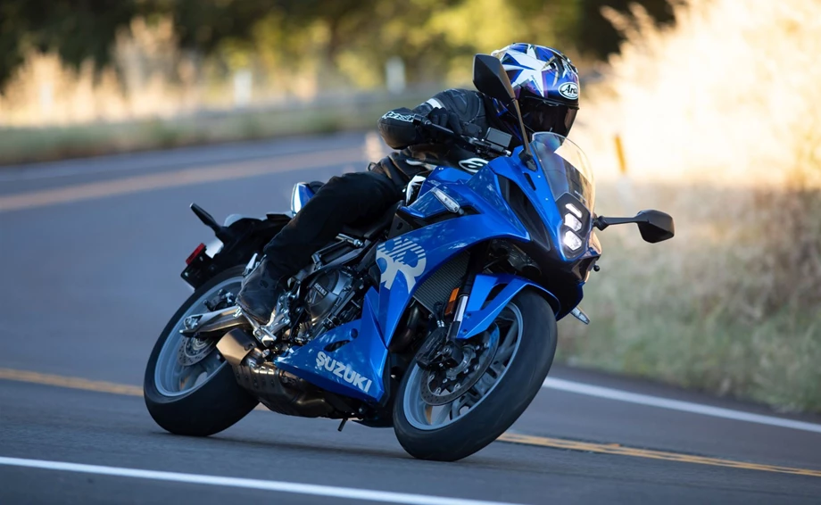 Verleihmotorrad Suzuki GSX-8R vom Händler Motorrad MV Bild 2: Verleihmotorrad Suzuki GSX-8R vom Händler Motorrad MV