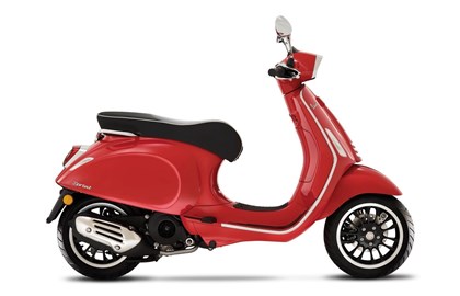 Leihmotorrad Vespa Primavera 125 RED