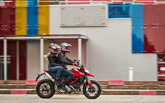 Verleihmotorrad Ducati Hypermotard 950 vom Händler DWM Motorradhandel GmbH - Bild 9 Verleihmotorrad Ducati Hypermotard 950 vom Händler DWM Motorradhandel GmbH - Bild 9