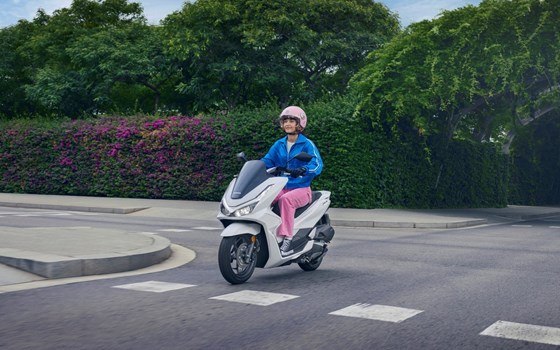 Verleihmotorrad Honda PCX125 vom Händler GST Berlin Dreilinden GmbH - Bild 8 Verleihmotorrad Honda PCX125 vom Händler GST Berlin Dreilinden GmbH - Bild 8