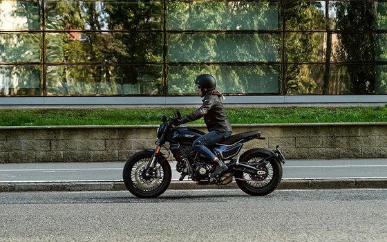 Verleihmotorrad Ducati Scrambler Nightshift vom Händler MOTO WARMUTH GMBH - Bild 2