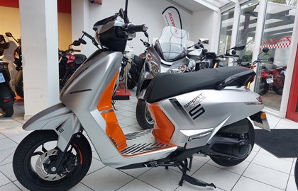 Leihmotorrad Peugeot Django EVO