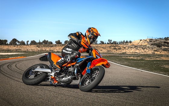 Verleihmotorrad KTM 690 SMC R vom Händler Motorrad Kiermaier GbR - Bild 6