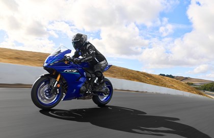 Leihmotorrad Yamaha R7