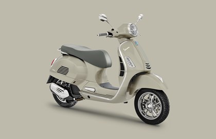 Leihmotorrad Vespa GTS 125