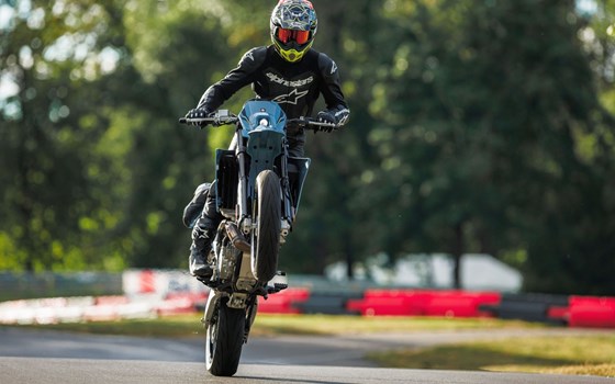 Verleihmotorrad Suzuki DR-Z4SM vom Händler TEC-MOTORS GmbH - Bild 5